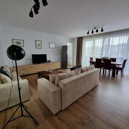 E Apartment, In Center, Cozy アパート *