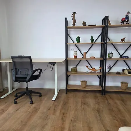 E Apartment, In Center, Cozy * ティラナ